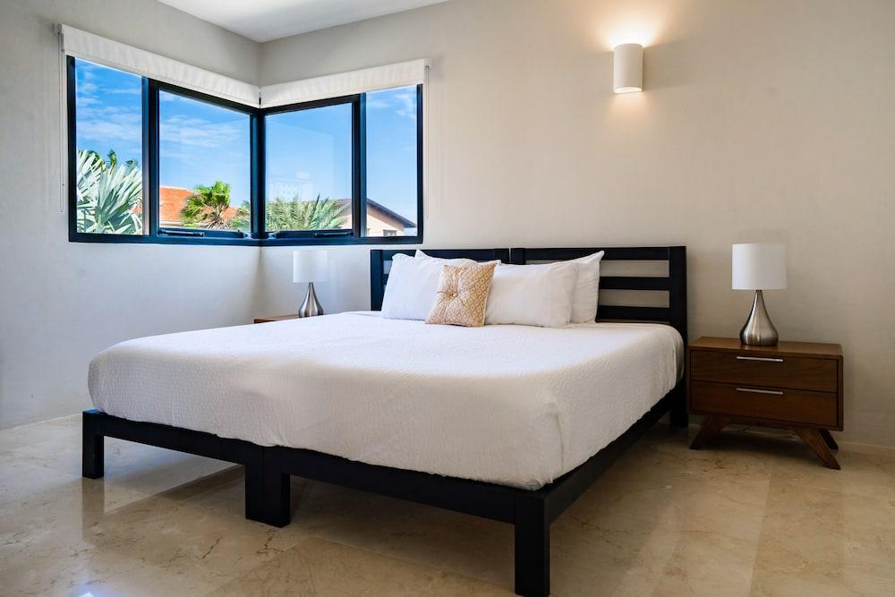 Stunning Villa With Infinity Pool & Outdoor Kitchen! Across From Marriott!