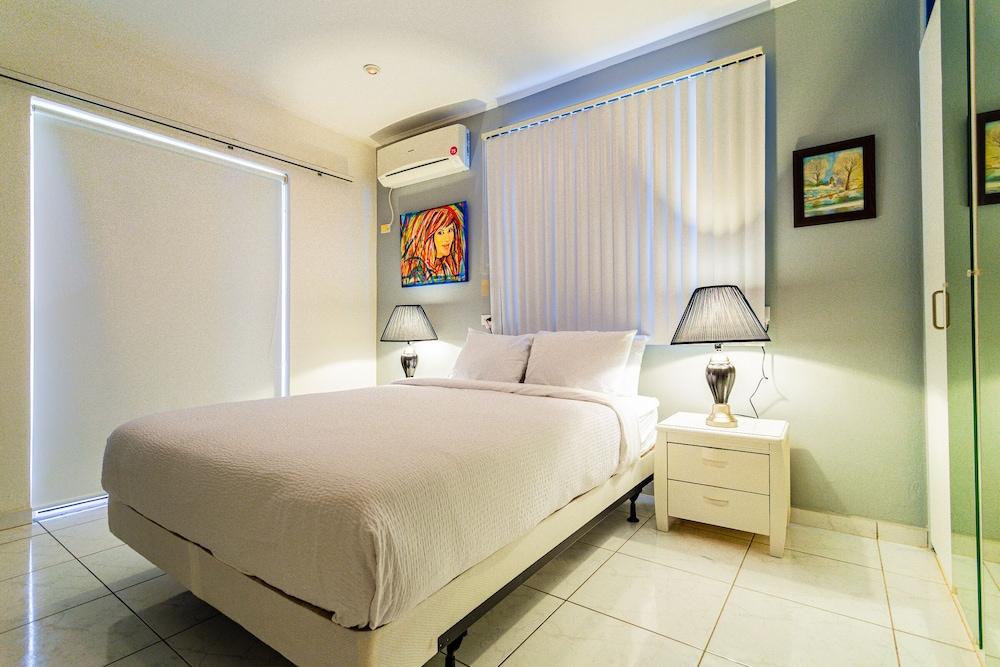 Large Villa With View! Private Pool Free Utilities!