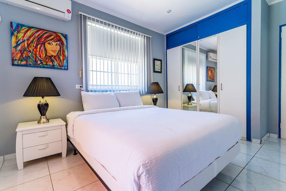 Large Villa With View! Private Pool Free Utilities!