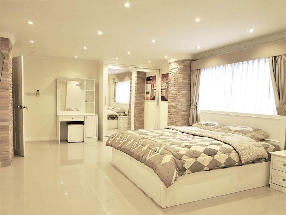 Large, Stylish 2 bed Apartment With Pool Table in Pattaya