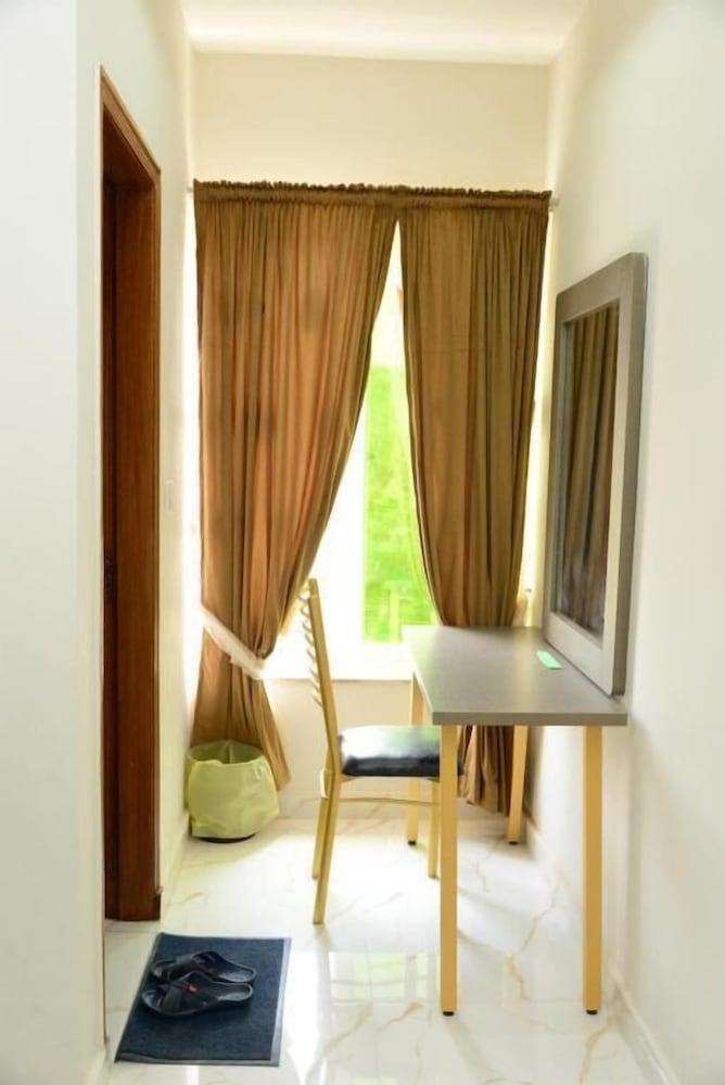 Hotel Deluxe Johar Town Lahore