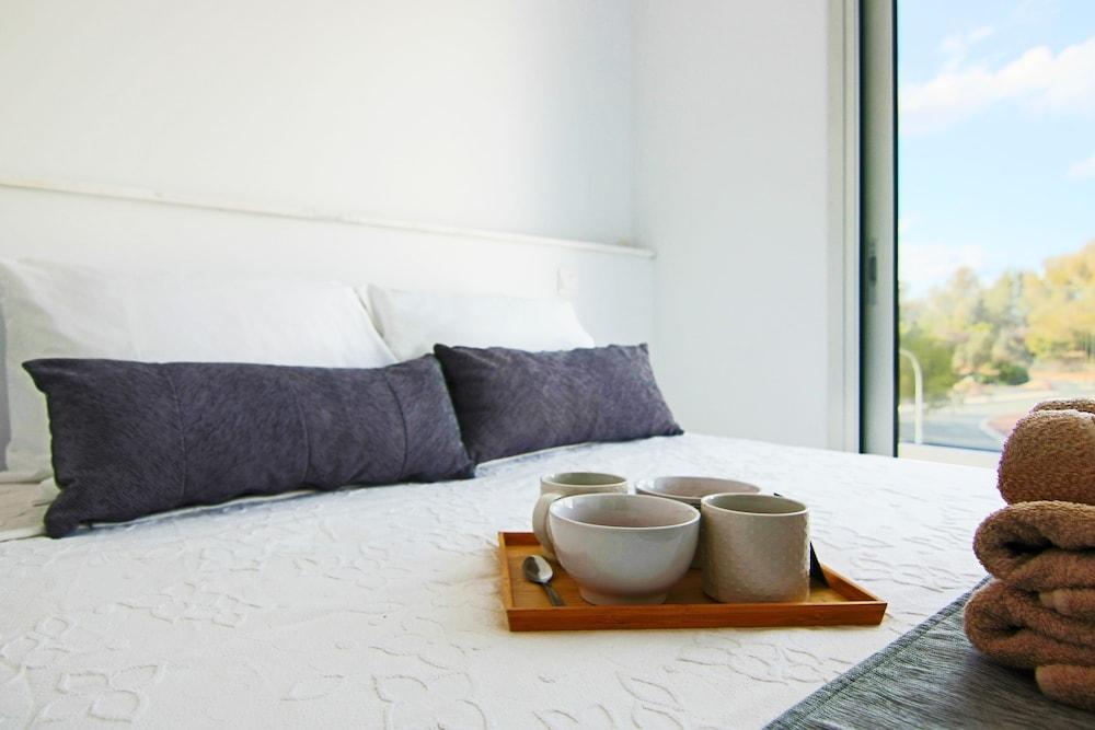 Phaedrus Living: Seaside Executive Flat Harbour 205