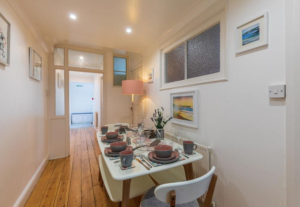 Seafront Apartment Private Garden & Free Parking