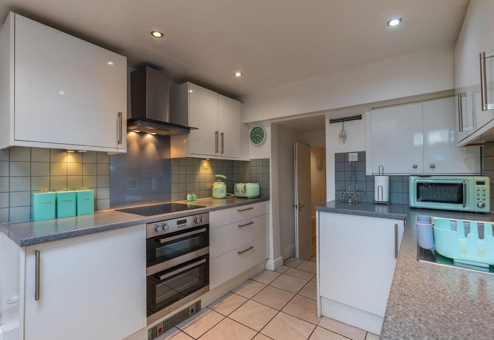 Seafront Apartment Private Garden & Free Parking