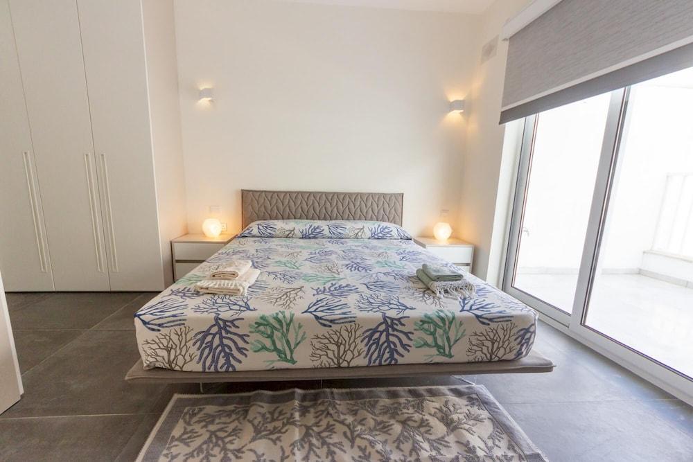 Stunning 3BR Apartment With Marina Views