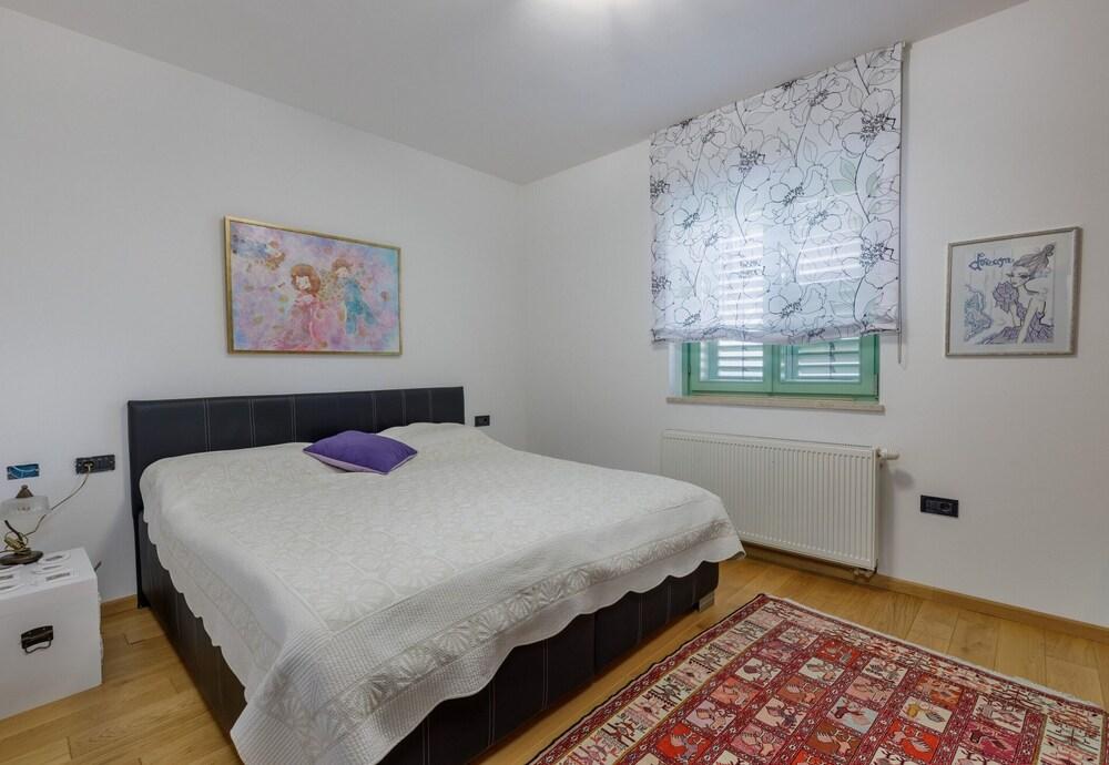 Amazing Pool & Whirlpool Villa Mirna