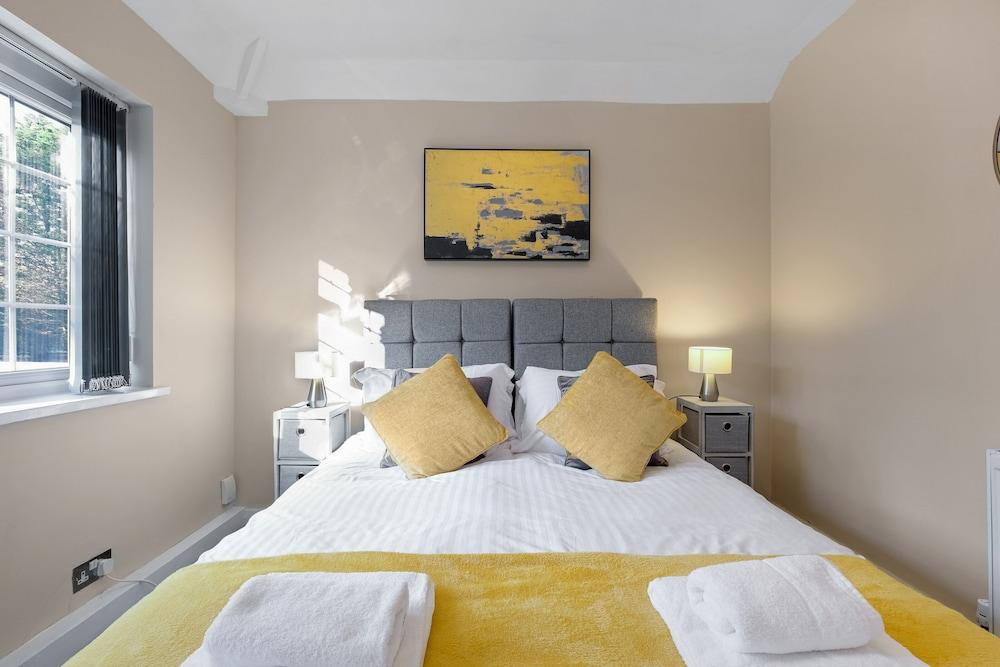 Delightful House 4 bed 2 bath  - Parking