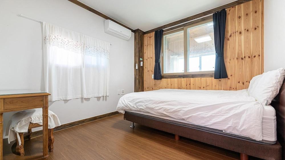 Seogwipo Unyeong Pension