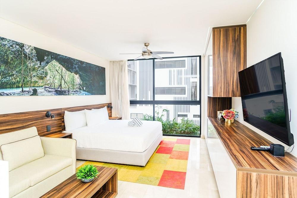 New Chic Studio Space with Jungle Roof Pool & Lounge