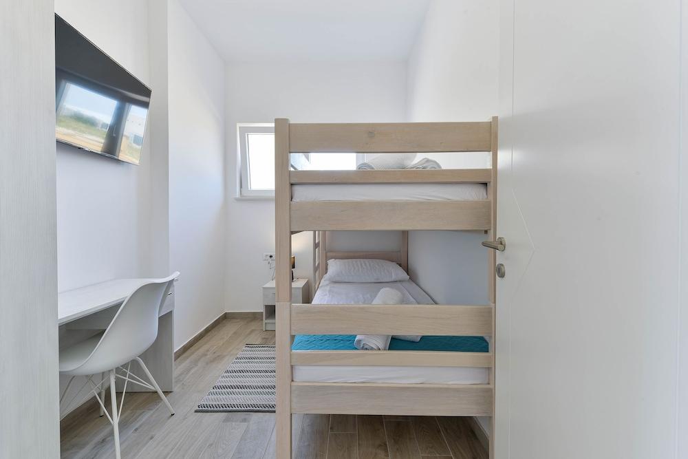 Modern & spacious villa with pool AE1445