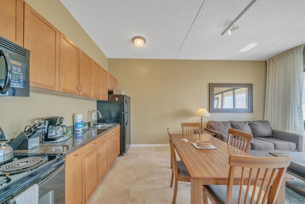 Waikiki Banyan High Level Condo With Sea Views & Resort Amenities 1 Bedroom Condo by Redawning