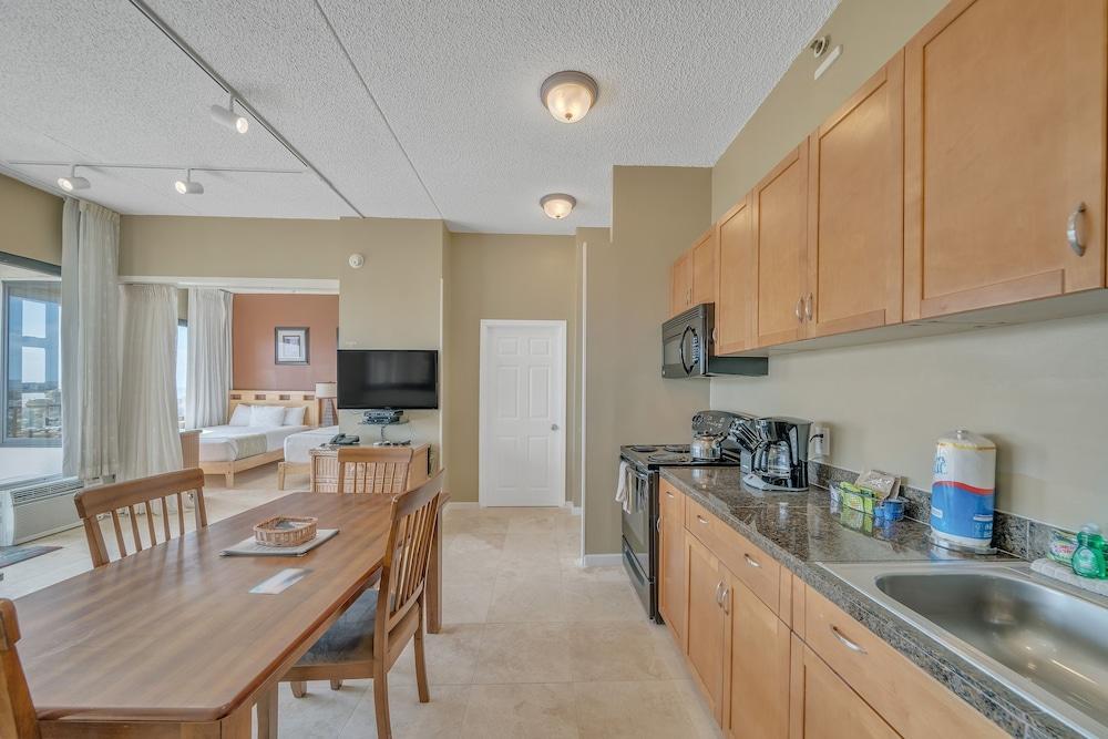 Waikiki Banyan High Level Condo With Sea Views & Resort Amenities 1 Bedroom Condo by Redawning