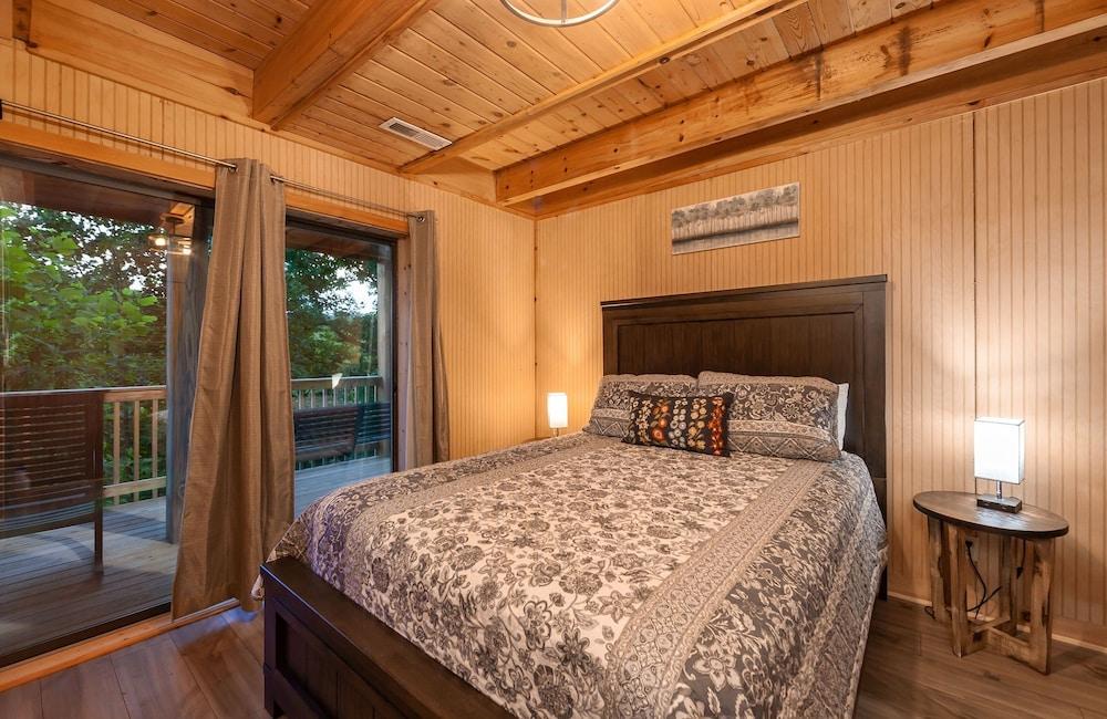 Pappy's Peak 2 Bedroom Cabin by RedAwning