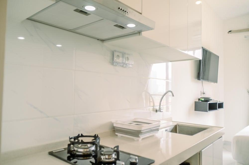 Comfortable Studio With Pool View At Sky House Bsd Apartment