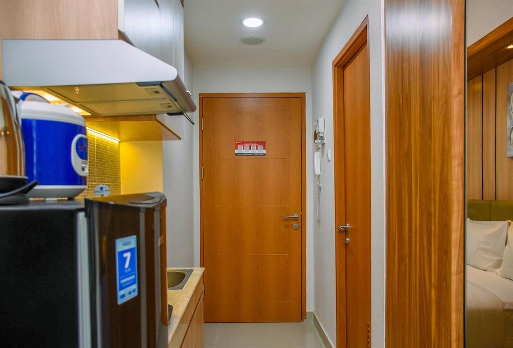 Nice And Cozy Studio At Evenciio Apartment