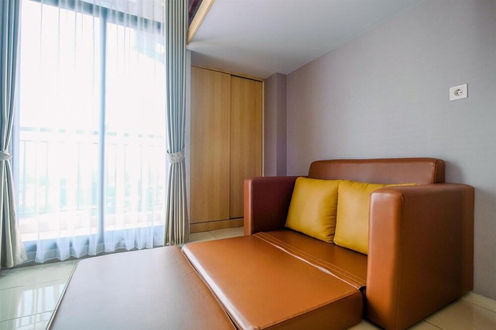 Comfortable And Cozy Studio Room At Dave Apartment