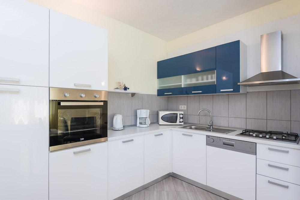 Holiday Villa Perna with Swimming Pool