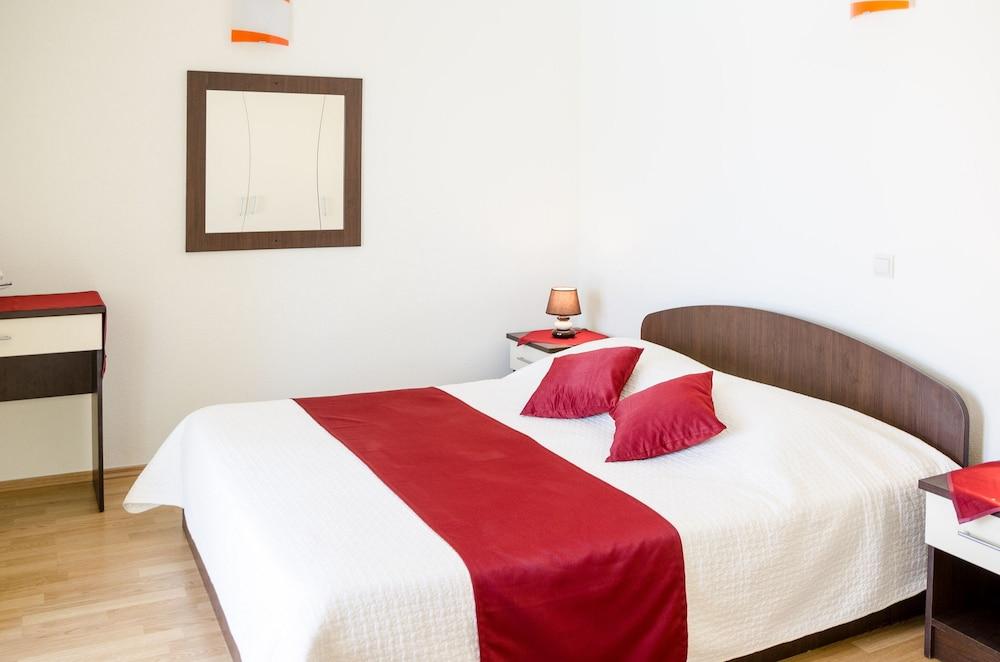 Holiday Villa Perna with Swimming Pool