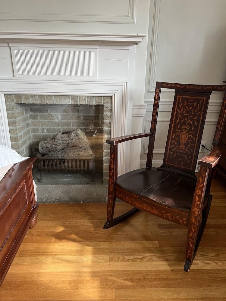 Surrey-Williamson Inn