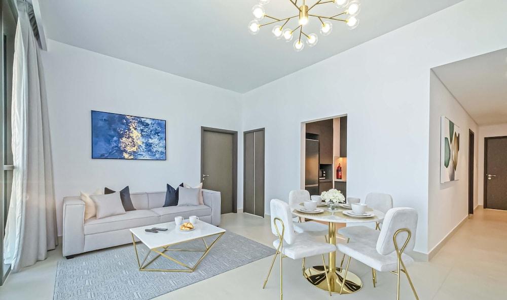 LUX Luxury Downtown Views Suite