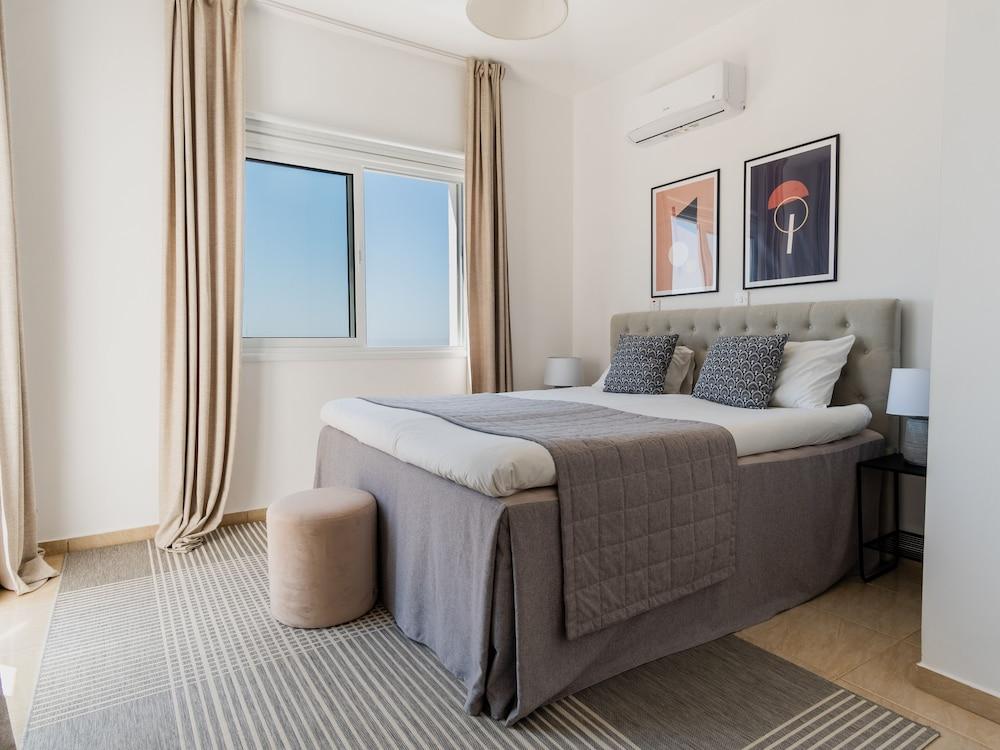 Sanders White Mountains - Pleasant Villa With Pool