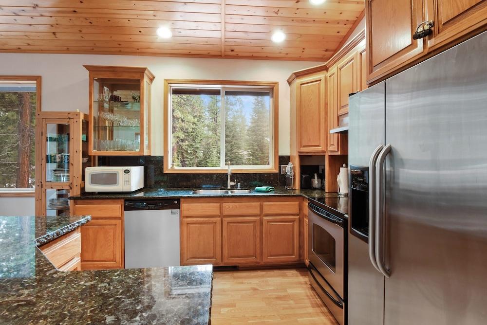 Truckee Pines Retreat Game Room & Forest Views