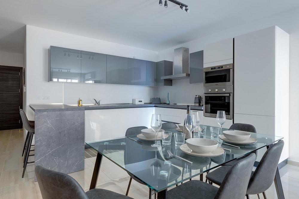 Chic 2BR Apartment Ideal Location