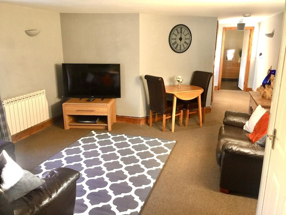 Stylish Historic Apartment - Sleeps 3 & Parking