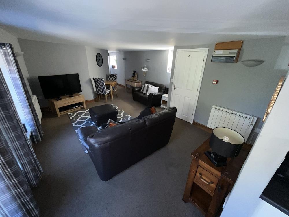 Stylish Historic Apartment - Sleeps 3 & Parking