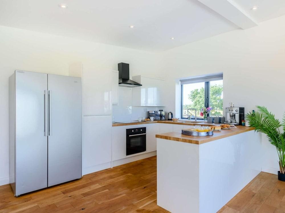 2-bed Modern Bungalow - Outstanding Country Views