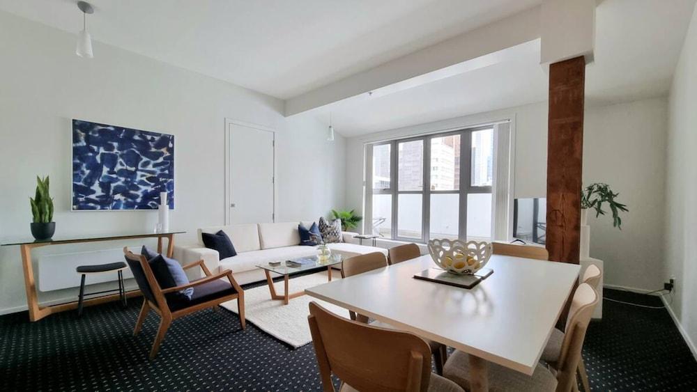 Chic & Spacious CBD Loft - 2 Beds & City