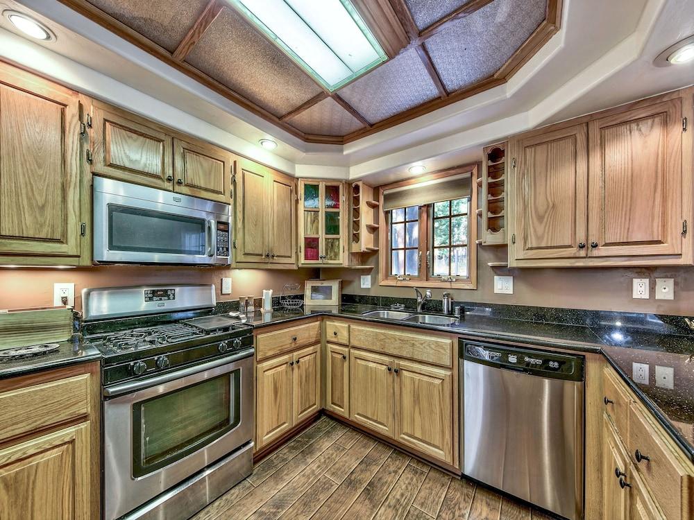 2556h Lazy Bear's Den 2 Bedroom Cottage by RedAwning