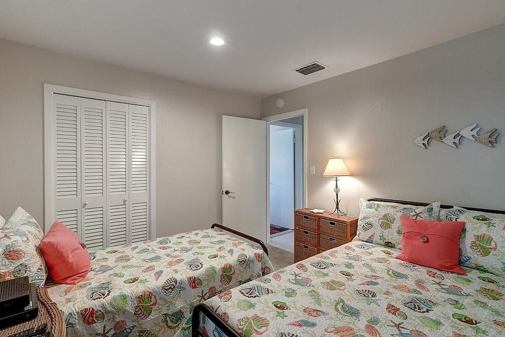 Dock Holiday 2 Bedroom Condo by Redawning