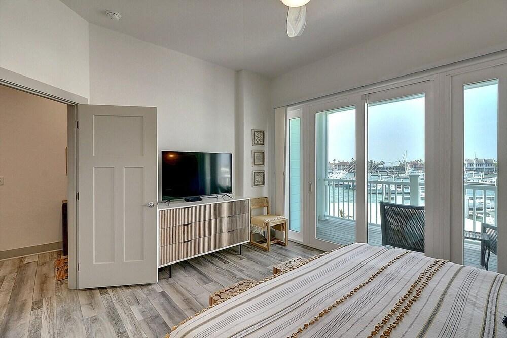 Harbor Hideaway 3 Bedroom Condo by Redawning