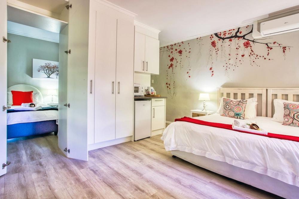 Lush Suburban Paradise - Deluxe Unit