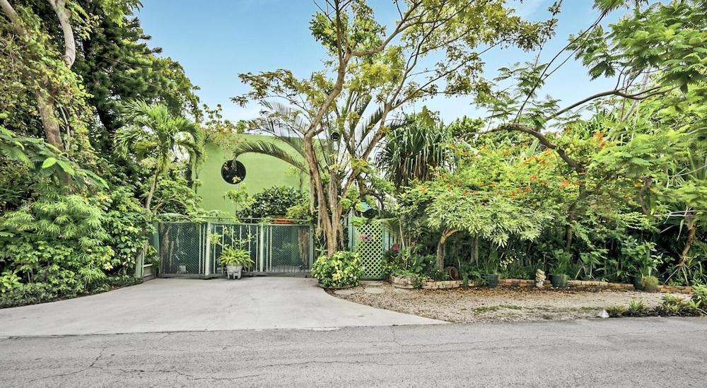 Unique Art Nature Hideaway Walkable to Wilton Drive