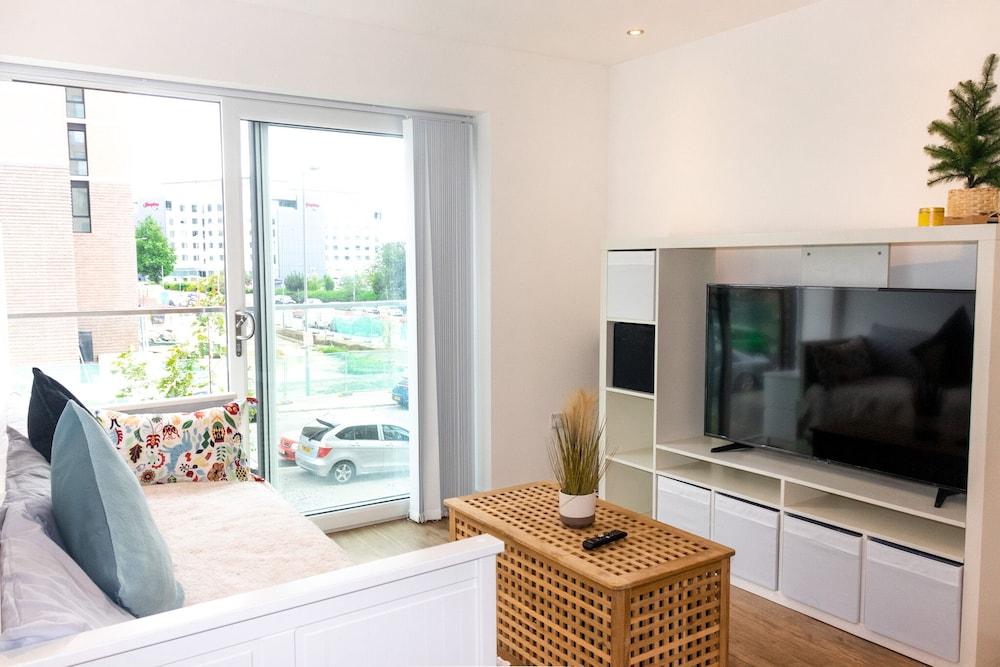 Livestay - 1bed Apt Private Building Free Parking