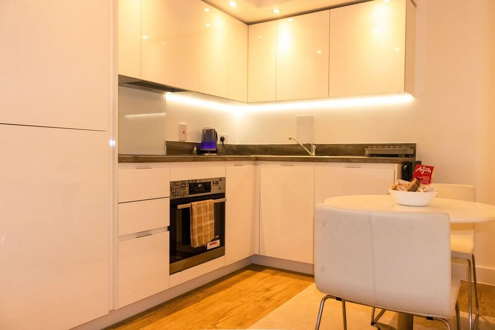 Livestay - 1bed Apt Private Building Free Parking