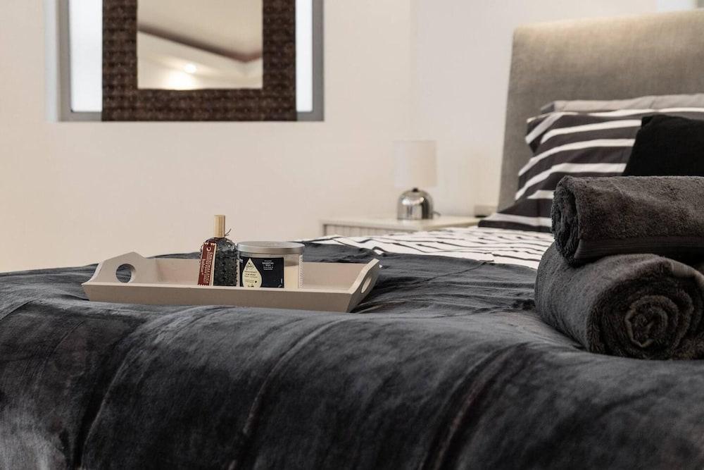 Exquisite 2400sqft 3 Bed Brick Lane Pad