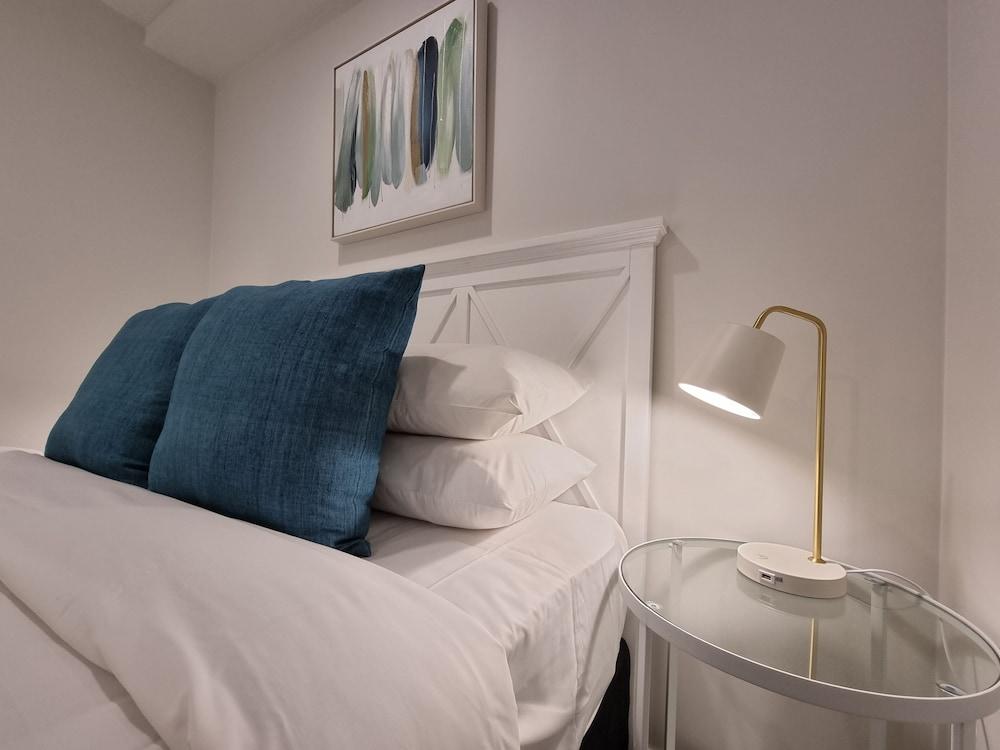 Luxe Apt w Harbour-Sunset Views -Parking