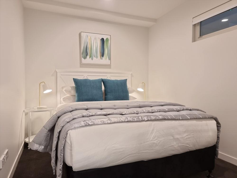 Luxe Apt w Harbour-Sunset Views -Parking