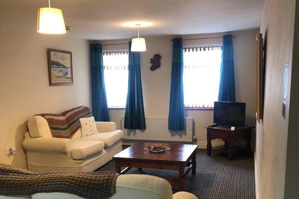 Central 2 Bed Apartment Above Great Derry Pub