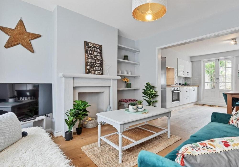 Hove Actually House - 4 Bedrooms - Garden