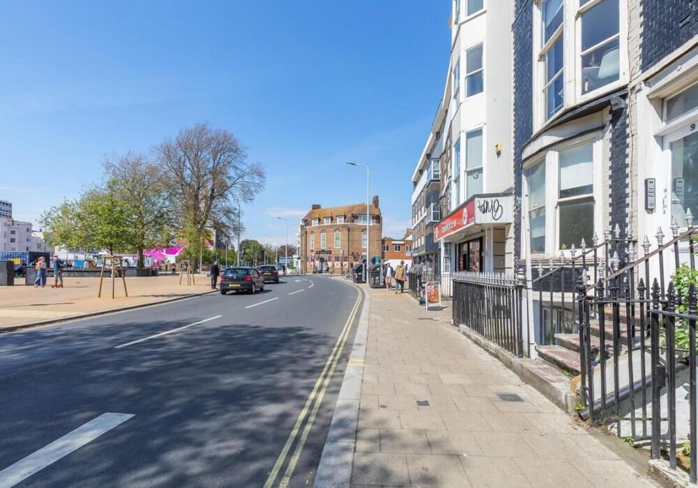 Grand Studio View - Large City Centre Studio Apartment