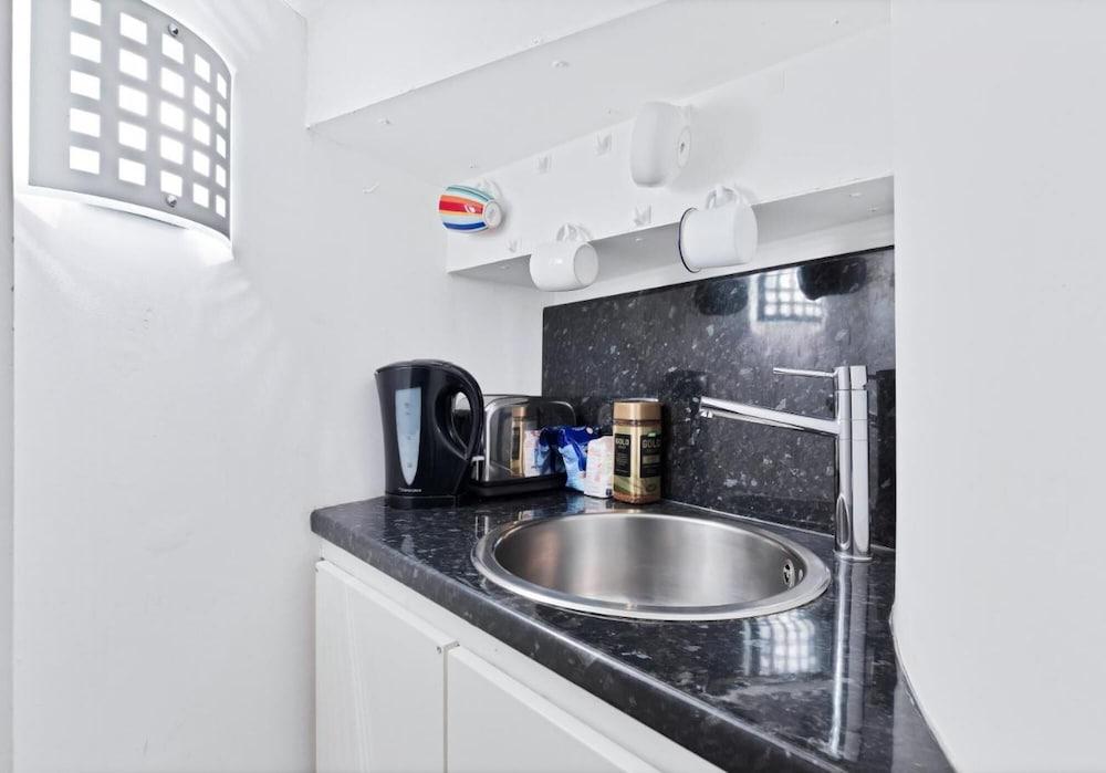 Modern Boho Studio - Super Central - In Private Mews - Fast Wifi