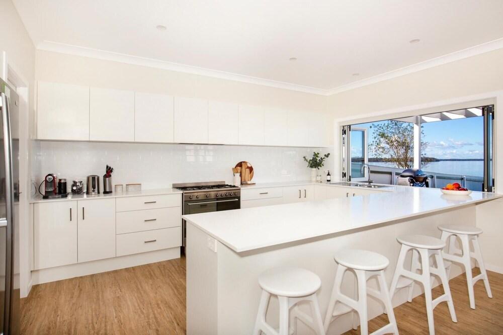 Tranquility Beach House - Absolute Waterfront - Child and Pet Friendly
