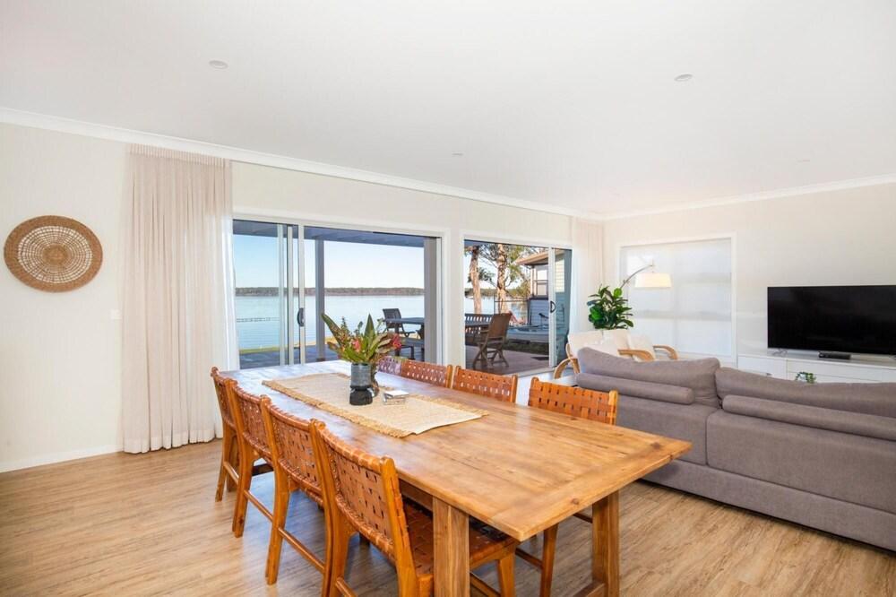 Tranquility Beach House - Absolute Waterfront - Child and Pet Friendly