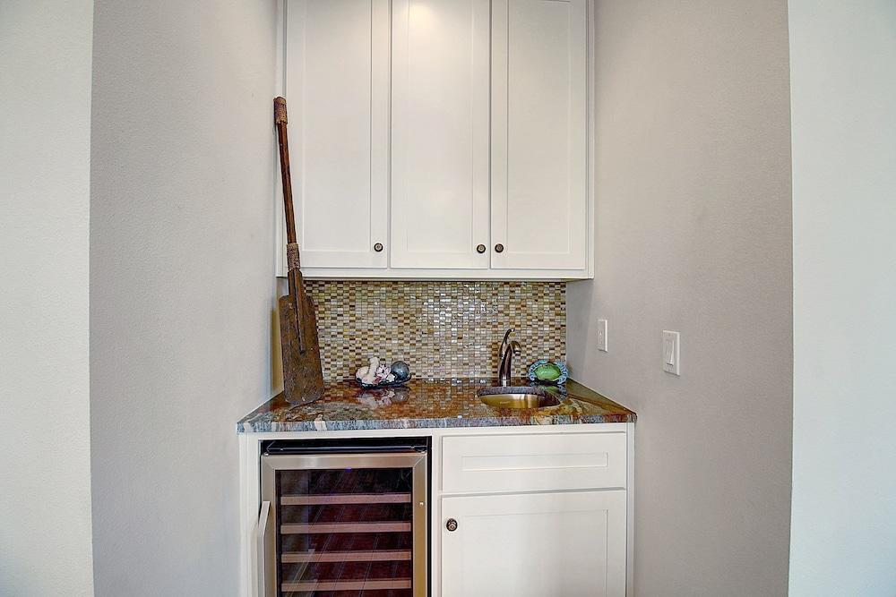 Hook, Wine & Sinker 133 SE