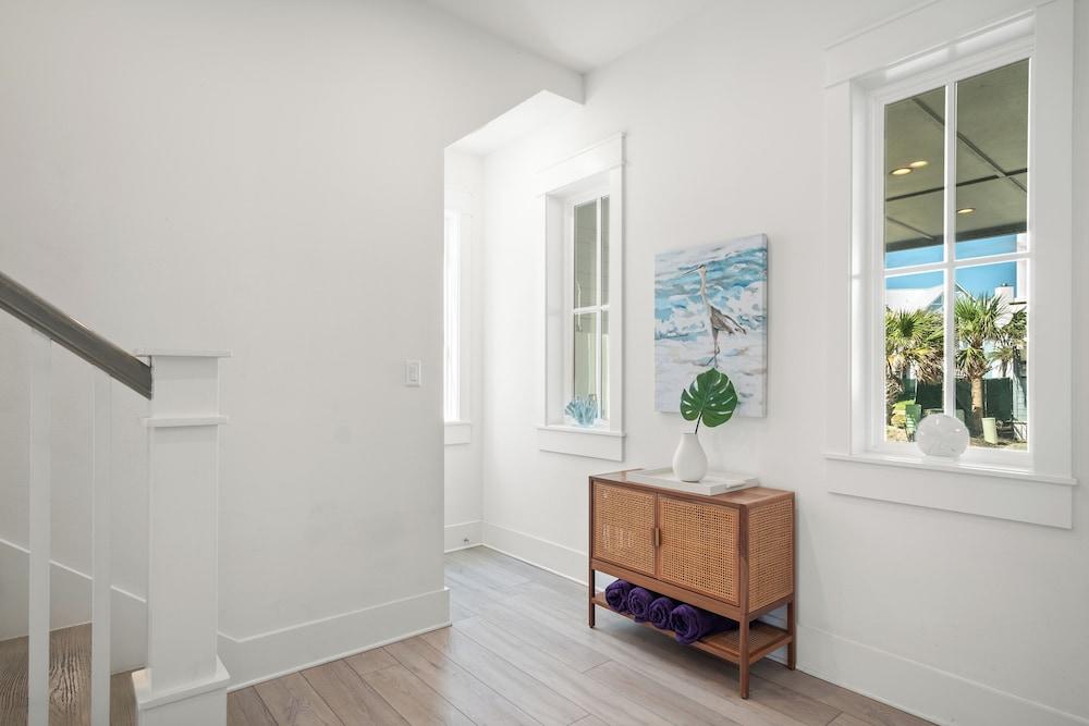 The Violet Palm 220 LAU