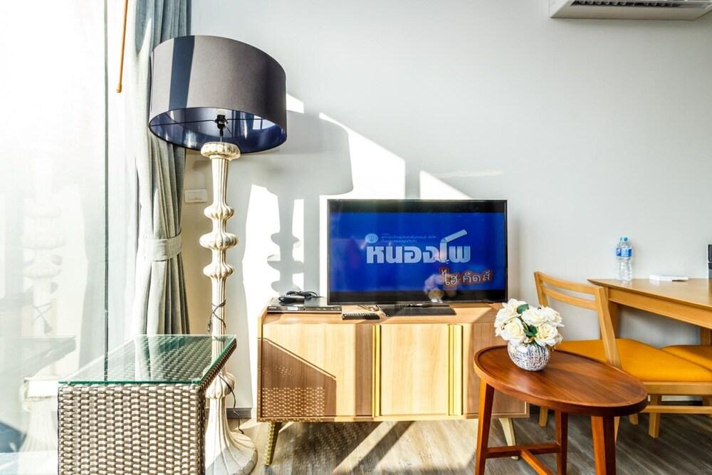 D252 - Patong Sea-view Apartment With 2 Pools Near Beach and Nightlife